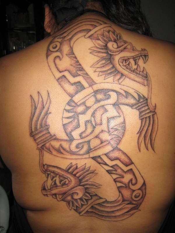 Tatuaje de Quetzalcoatl en la espalda