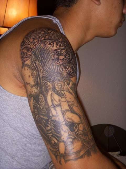 Tatuaje azteca - guerrero y sol