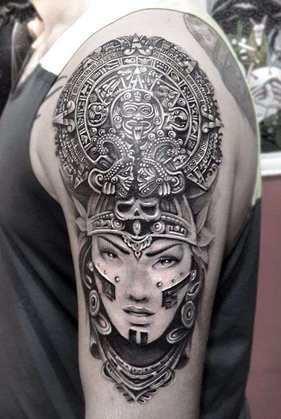 Tatuaje azteca - guerrera y calendario