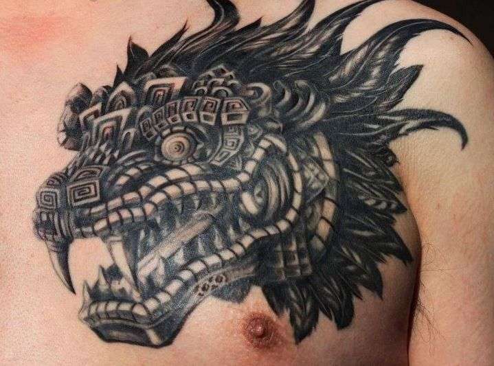 Tatuaje de Quetzalcoatl en el pecho