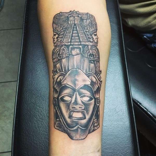 Tatuaje azteca - pirámide