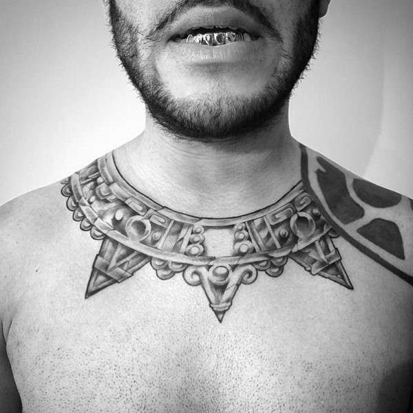 Tatuaje azteca - anillo pectoral