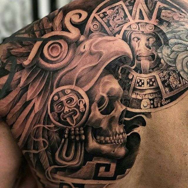 Tatuaje azteca - calavera y soles