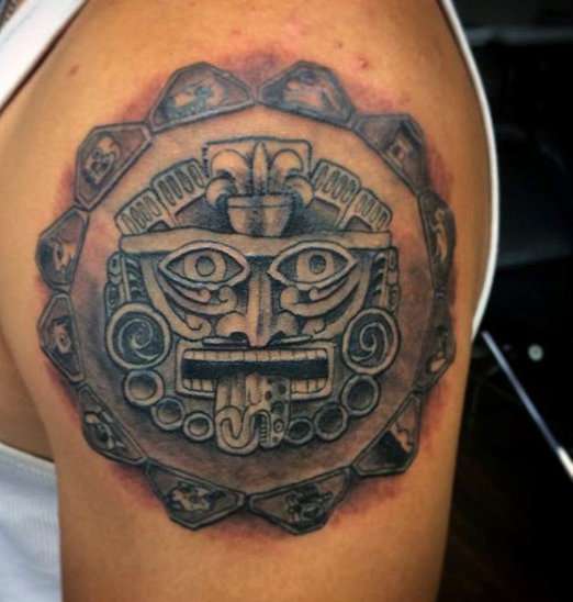 Tatuaje de sol azteca