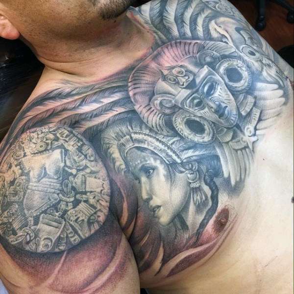 Tatuaje azteca - todo el pecho