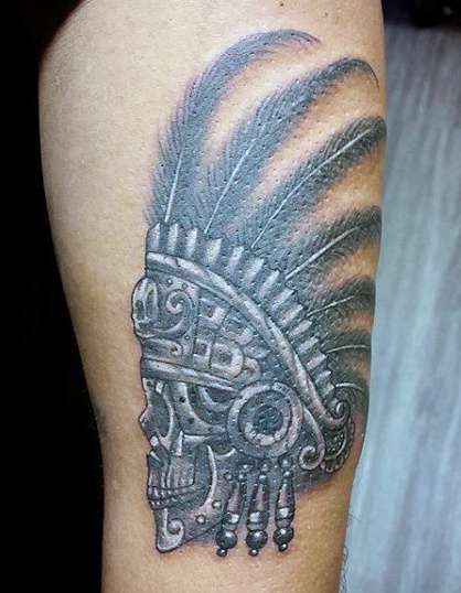 Tatuaje de calavera azteca en blanco y negro