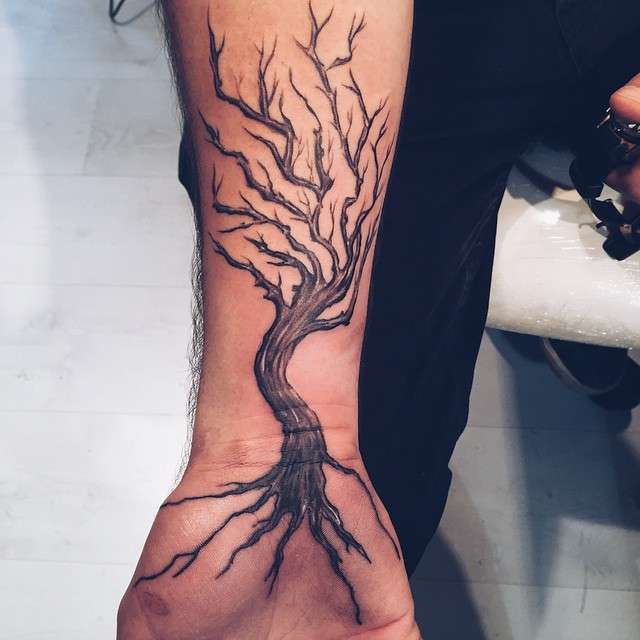 Tatuaje de árbol seco en antebrazo