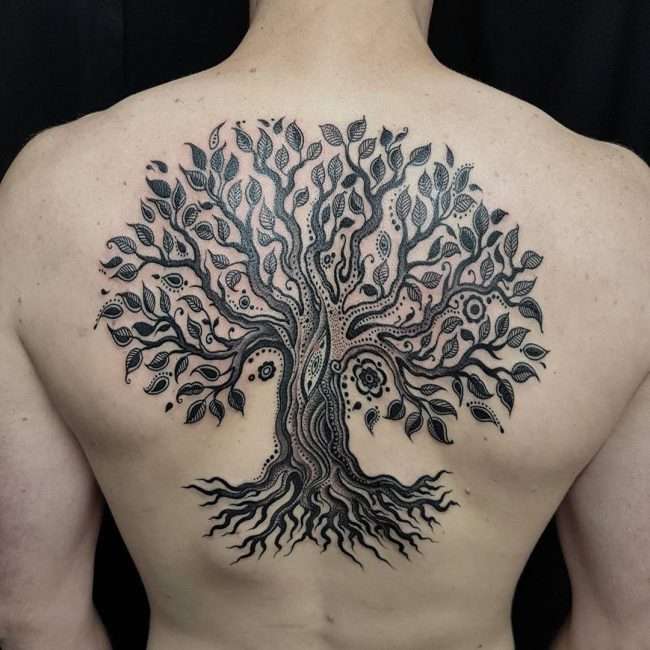 Tatuaje de árbol con flores - en espalda