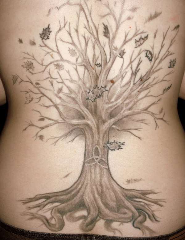 Tatuaje de árbol seco con hojas de otoño