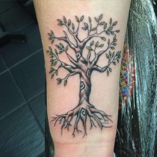 Tatuaje de árbol sencillo