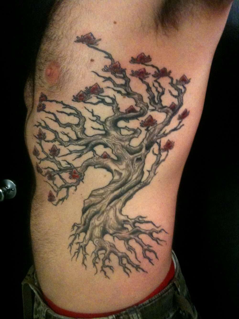Tatuaje de árbol en lateral