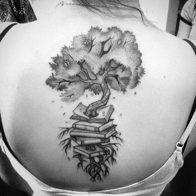 Tatuaje de árbol con raíz de libros
