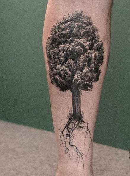 Tatuaje de árbol en pantorrilla