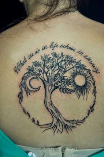 Tatuaje de árbol, luna y sol