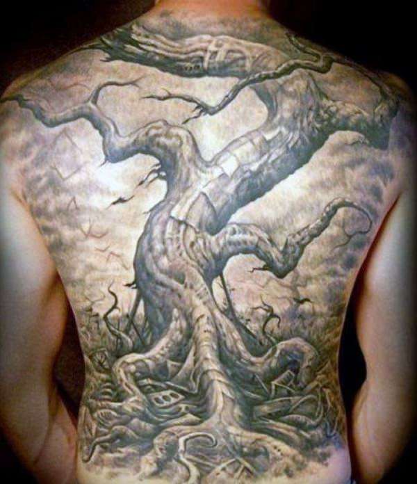 Tatuaje de árbol seco en la espalda