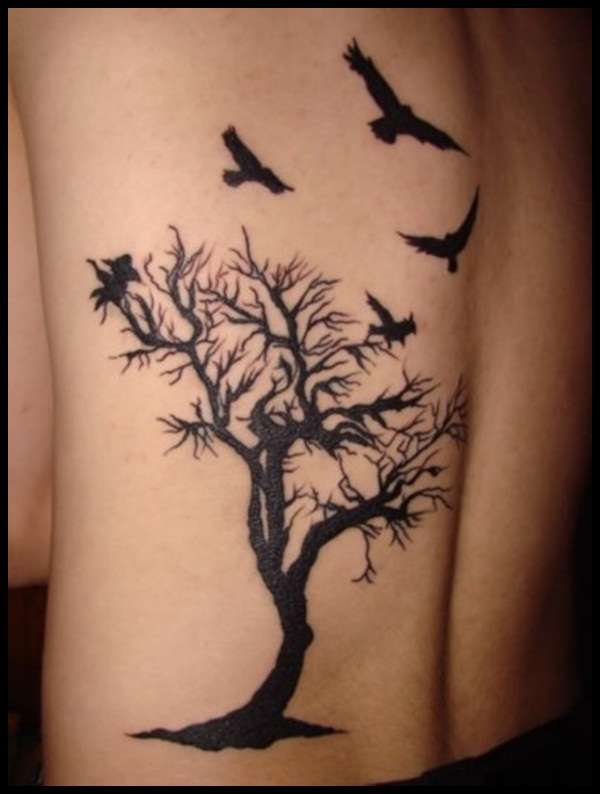Tatuaje de árbol seco y aves