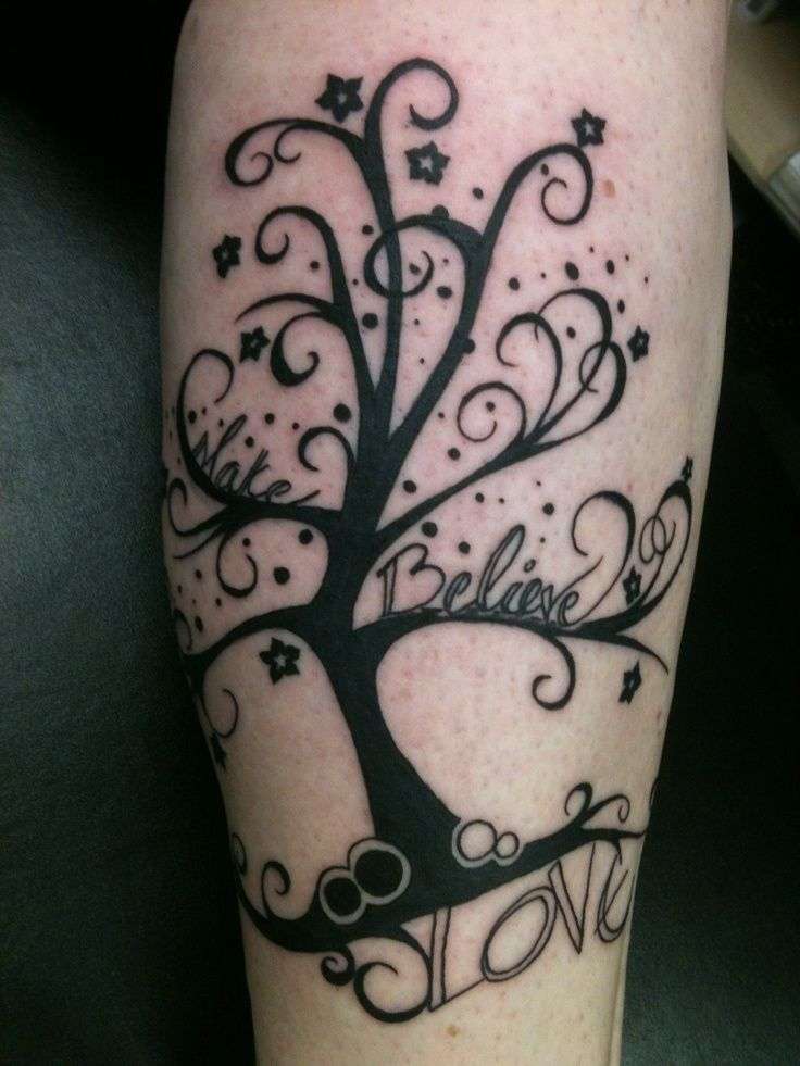 Tatuaje de árbol genealógico en negro