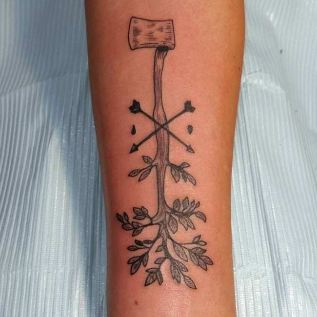 Tatuaje de árbol invertido y hacha
