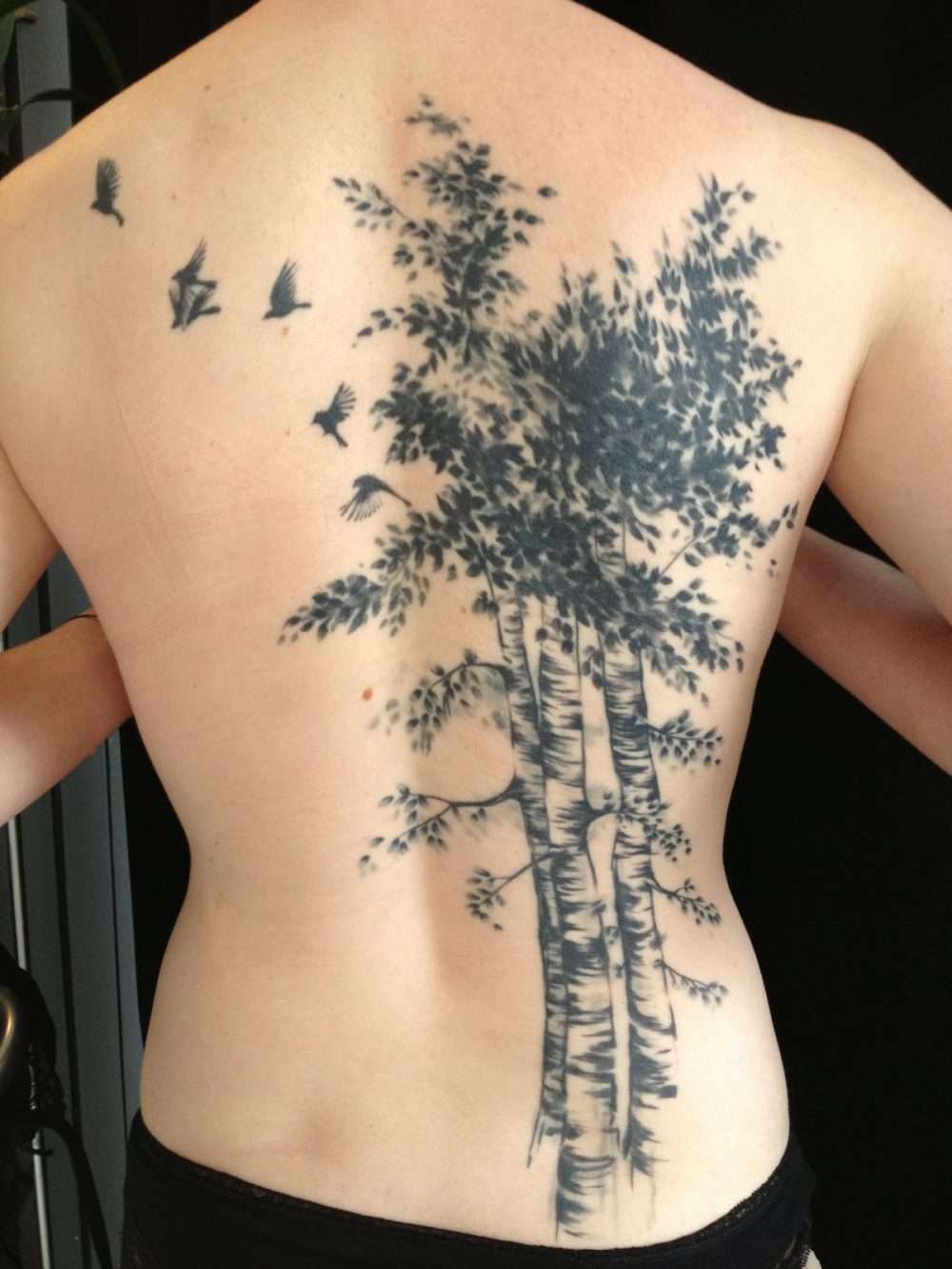 Tatuaje de árbol grande en la espalda