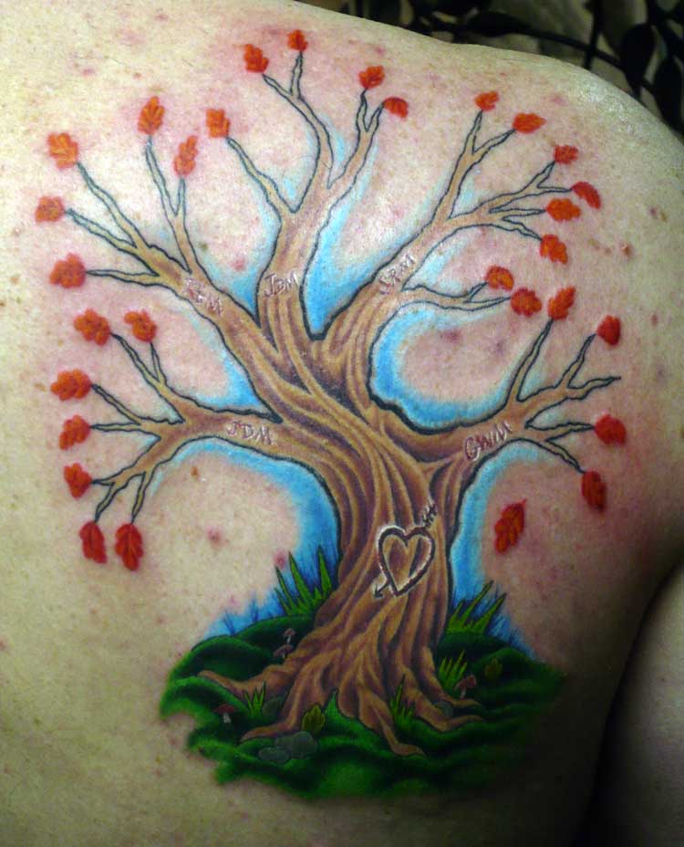 Tatuaje de árbol genealógico con hojas rojas