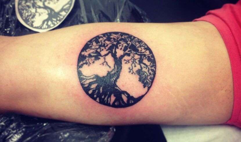 Tatuaje de árbol de la vida en el brazo