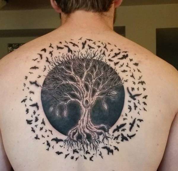 Tatuaje de árbol de la vida con aves alrededor