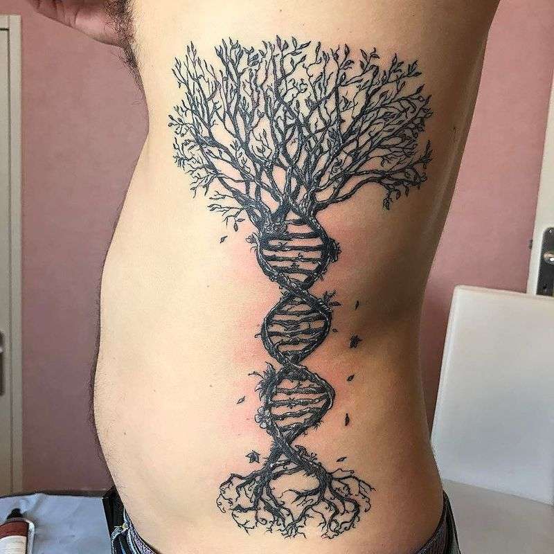 Tatuaje de árbol con tronco de adn