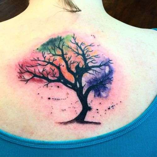 Tatuaje de árbol con colores de arcoiris 