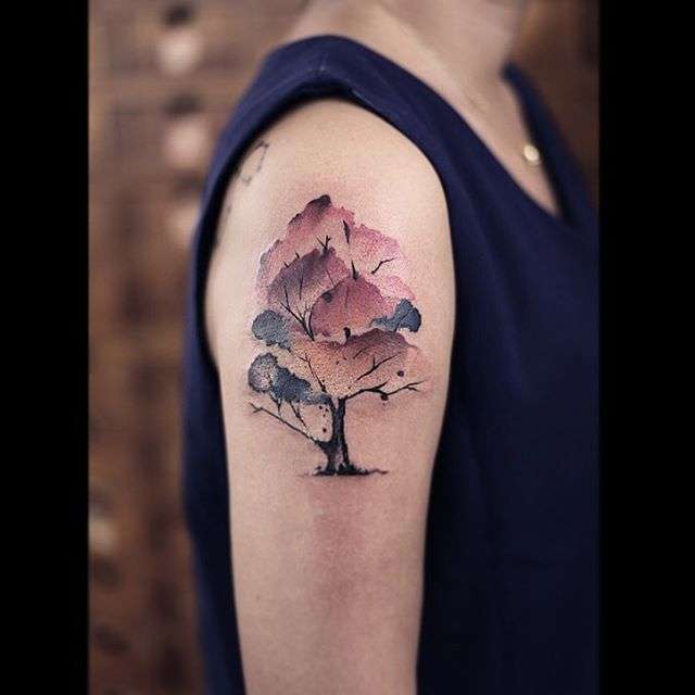 Tatuaje de árbol en colores de otoño