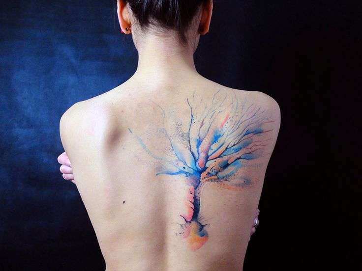 Tatuaje de árbol en media espalda