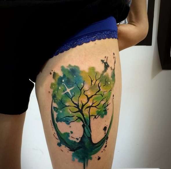 Tatuaje de árbol en muslo