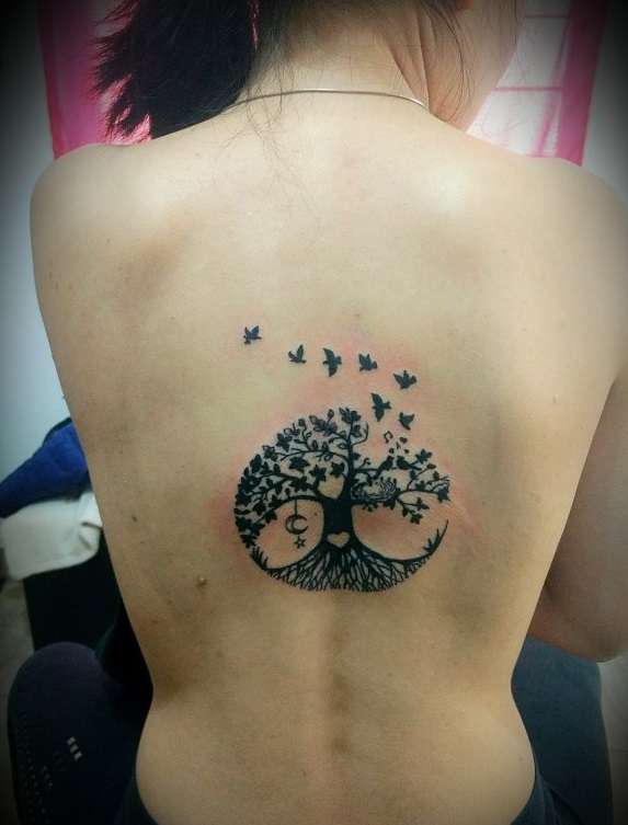 Tatuaje árbol de la vida en la espalda