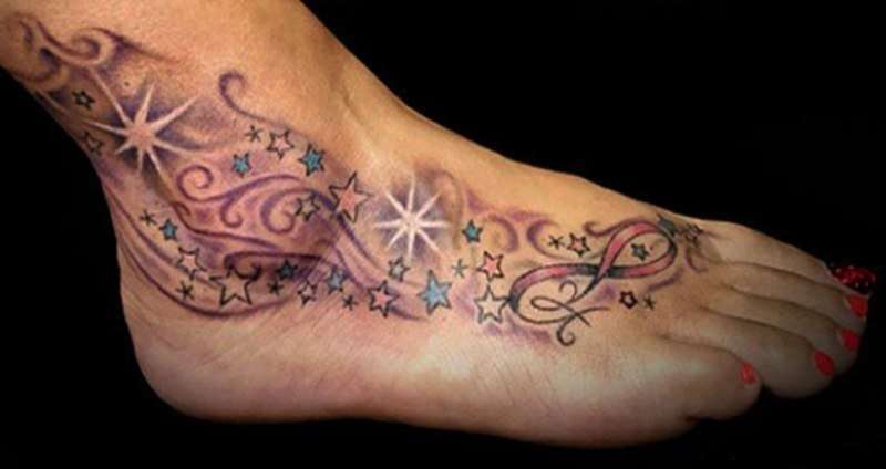Tatuaje de estrellas en colores en pie