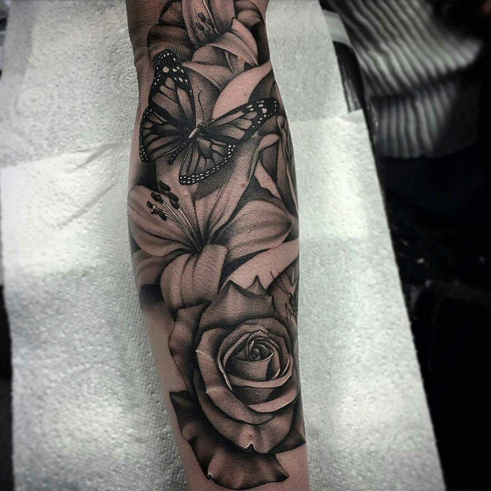 Tatuaje de manga para mujer - mariposa y flores