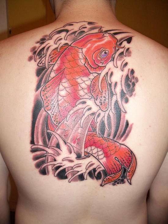Tatuaje de pez koi río arriba