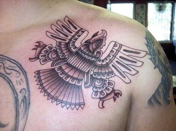 Tatuaje de águila azteca en el pecho
