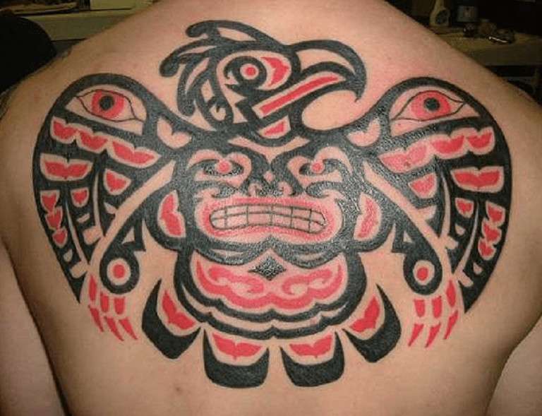 Tatuaje de águila azteca con detalles en rojo