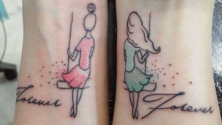 Tatuaje de mejores amigas en un columpio