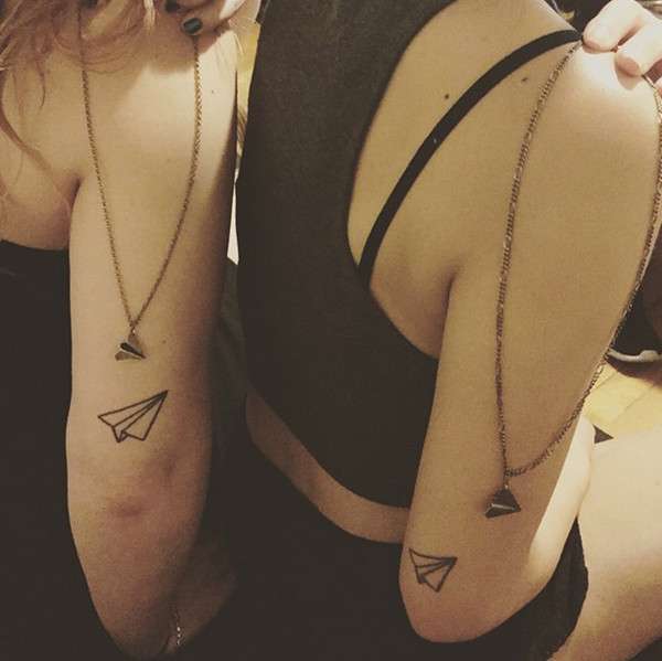 Tatuaje de mejores amigas - avión de papel