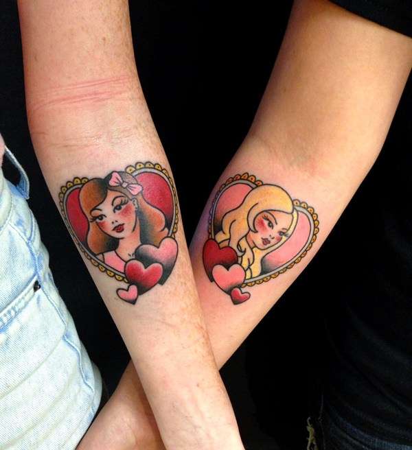 Tatuaje de mejores amigas en antebrazo