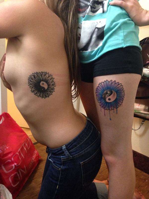 Tatuaje de mejores amigas - flor ying y yang