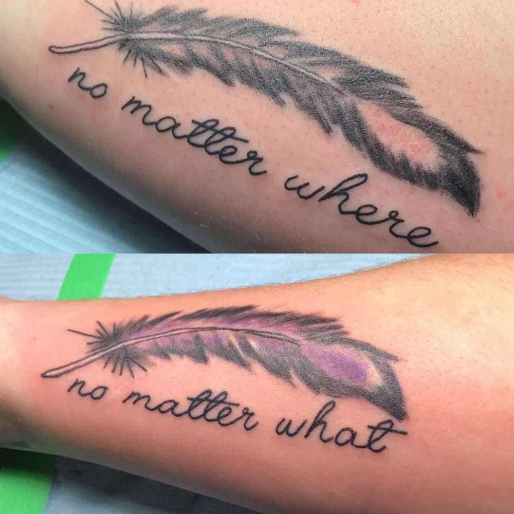Tatuaje de mejores amigas - plumas y frase