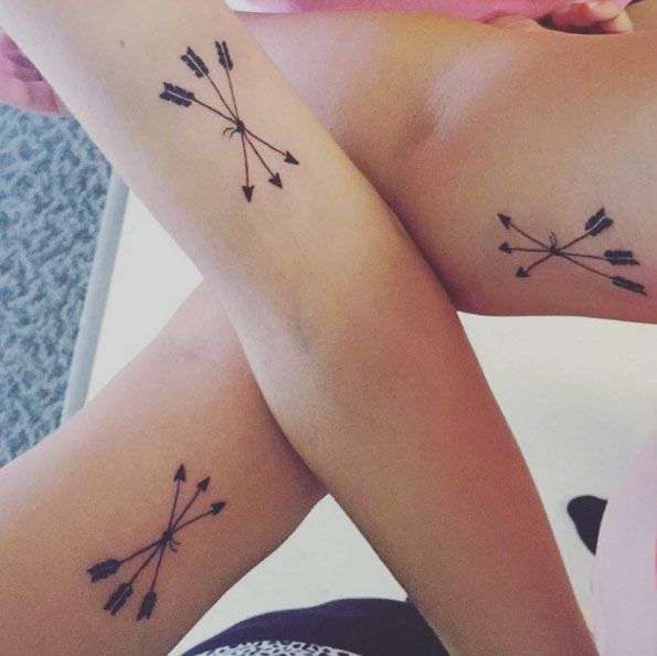 Tatuaje de mejores amigas - tres flechas