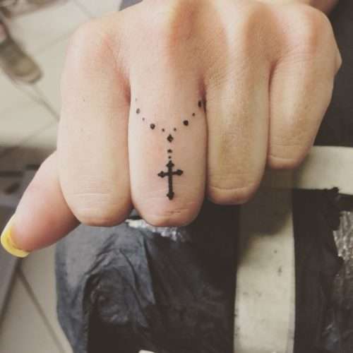 Tatuajes cristianos - rosario en el dedo