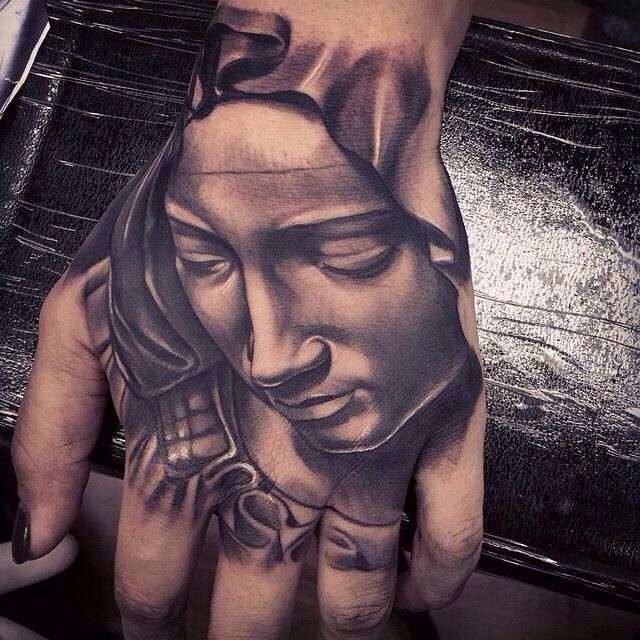 Tatuaje de la Virgen María en la mano