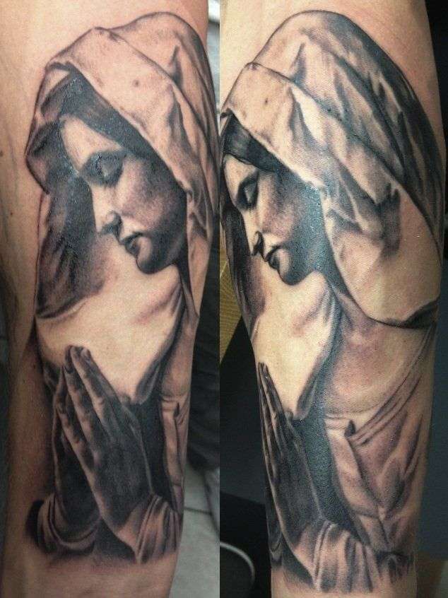 Tatuaje de la Virgen María orando