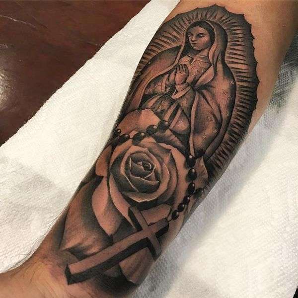 Tatuajes cristianos - Virgen en el antebrazo