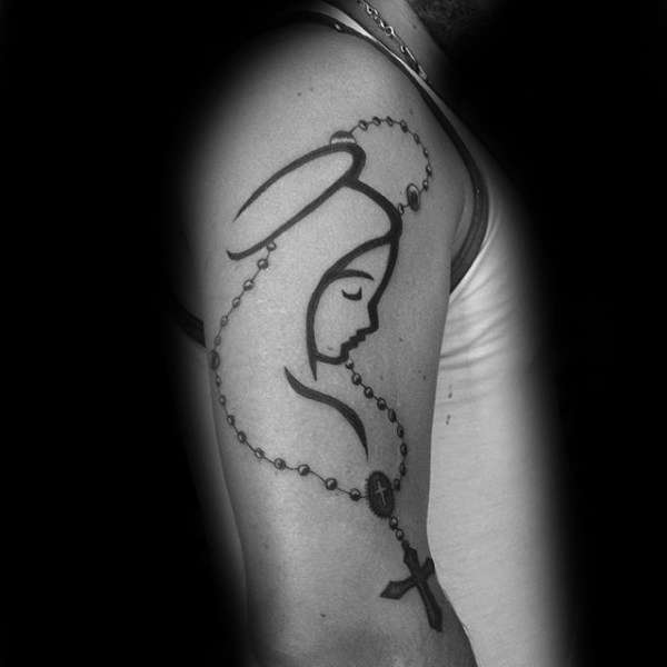 Tatuaje cristiano en el brazo