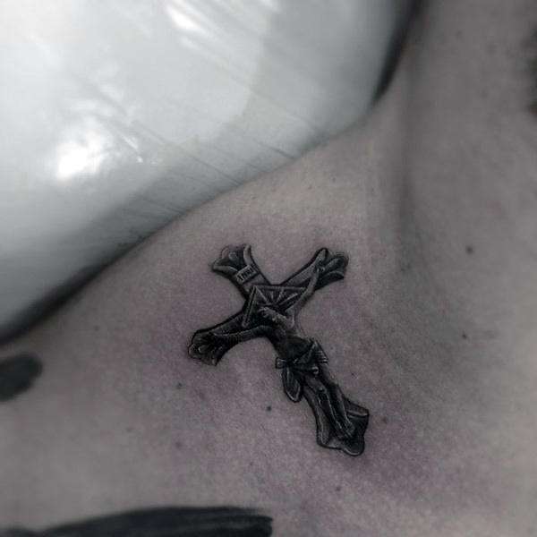 Tatuajes cristianos - cruz pequeña