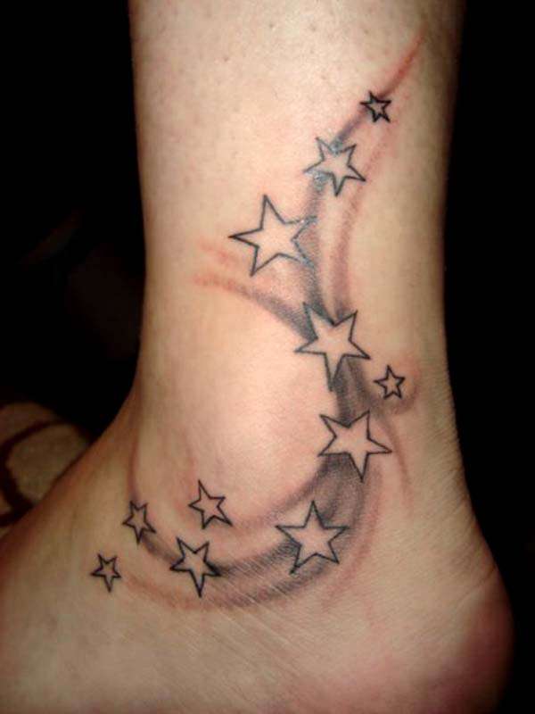 Tatuaje de estrellas en tobillo